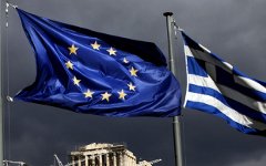 Флаги Евросоюза и Греции. Фото с сайта grreporter.info