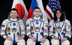 Слева направо: Хошиде, Маленченко, Уилльямс. Фото с сайта astronaut.ru Слева направо: Хошиде, Маленченко, Уилльямс. Фото с сайта astronaut.ru