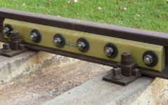 Рельсовая накладка. Фото с сайта railfasteners.ru