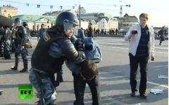 Задержание на Болотной площади 6 мая. Стоп-кадр с видео Russia Today