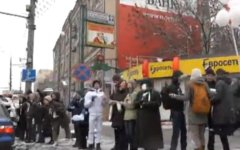 Акция «Большой белый круг» в Москве. Скриншот с YouTube Акция «Большой белый круг» в Москве. Скриншот с YouTube