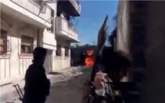 Перестрелка в Хомсе. Скриншот видео очевидцев, которое выложено на YouTube Перестрелка в Хомсе. Скриншот видео очевидцев, которое выложено на YouTube