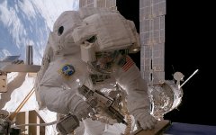 Майкл Эладио Лопес-Алегриа в открытом космосе. Фото с сайта nasa.gov