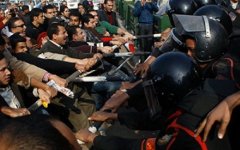 Правительство Сирии запретило мужчинам призывного возраста покидать страну Правительство Сирии запретило мужчинам призывного возраста покидать страну