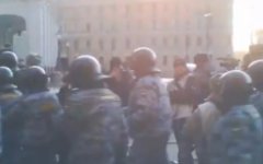 Задержания на Исаакиевской площади. Скриншот с YouTube Задержания на Исаакиевской площади. Скриншот с YouTube