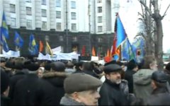 Митинг чернобыльцев 29 ноября 2011 года. Кадр с видео телеканала «Набат-ТВ» Митинг чернобыльцев 29 ноября 2011 года. Кадр с видео телеканала «Набат-ТВ»