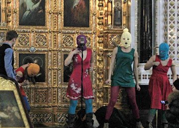 Акция Pussy Riot. Фото из «Живого Журнала» (pussy-riot.livejournal.com) Акция Pussy Riot. Фото из «Живого Журнала» (pussy-riot.livejournal.com)