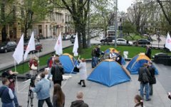 Голодовка во Львове. Фото с сайта polemika.com.ua Голодовка во Львове. Фото с сайта polemika.com.ua