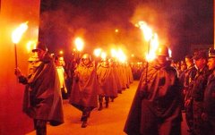 Факельное шествие в Евпатории в 2009 году. Фото с сайта agatov.com Факельное шествие в Евпатории в 2009 году. Фото с сайта agatov.com