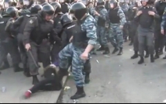 Боец ОМОНа, бьющий лежащую девушку. Скриншот с видео youtube.com/user/youryogaru