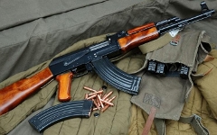 Автомат Калашникова. Фото пользователя Alex07 с wikipedia.org Автомат Калашникова. Фото пользователя Alex07 с wikipedia.org