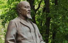 Памятник Абаю Кунанбаеву на Чистопрудном бульваре © KM.RU, Кирилл Зыков Памятник Абаю Кунанбаеву на Чистопрудном бульваре © KM.RU, Кирилл Зыков