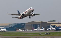 Самолет SuperJet-100. Фото Сергея Доли (sergeydolya.livejournal.com) Самолет SuperJet-100. Фото Сергея Доли (sergeydolya.livejournal.com)