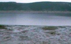 Разлив нефти в Ангаре. Кадр с любительского видео, показанного «Россией 24» Разлив нефти в Ангаре. Кадр с любительского видео, показанного «Россией 24»