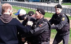 Задержание на Трубной площади. Фото пользователя Twitter (@razvozzhaev_leo) Задержание на Трубной площади. Фото пользователя Twitter (@razvozzhaev_leo)