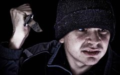 Человек с ножом. Фото с сайта perunica.ru Человек с ножом. Фото с сайта perunica.ru