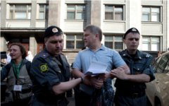 Задержание Сергея Митрохина у задания Госдумы 22 мая. Фото с сайта yabloko.ru Задержание Сергея Митрохина у задания Госдумы 22 мая. Фото с сайта yabloko.ru