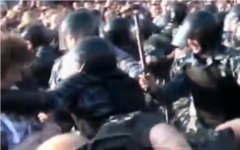 Действия ОМОНа на «Марше миллионов». Кадр с видео в YouTube Действия ОМОНа на «Марше миллионов». Кадр с видео в YouTube