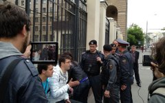 Задержания у Петровки, 38. Фото пользователя Twitter @MaksimLukyanov Задержания у Петровки, 38. Фото пользователя Twitter @MaksimLukyanov