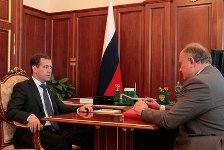 Дмитрий Медведев и Геннадий Зюганов. Фото: президент.рф Дмитрий Медведев и Геннадий Зюганов. Фото: президент.рф