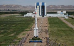 Ракета-носитель «Чанчжэн-2F» с кораблем «Шэньчжоу-9». Фото с сайта cnsa.gov.cn