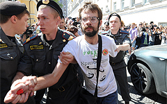 Задержание сторонника Pussy Riot © РИА Новости, Илья Питалев