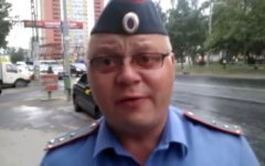 Сопровождающий шествие полицейский. Кадр с видео активиста на Youtube Сопровождающий шествие полицейский. Кадр с видео активиста на Youtube