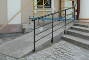 Пандус для инвалидных колясок. Фото с сайта santeh-sinfo.ru