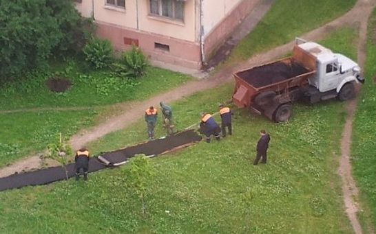 Укладка асфальта на газон. Фото с сайта yaplakal.com