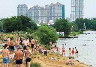 Пляж в Москве. Фото с сайта vdeg.sao.mos.ru