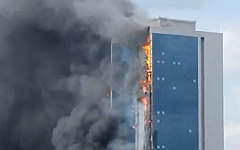 Пожар в Polat Towers. Стоп-кадр с видео в YouTube Пожар в Polat Towers. Стоп-кадр с видео в YouTube