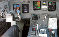 Кабина CRJ-200. Фото Дмитрия Денисенкова с сайта wikipedia.org Кабина CRJ-200. Фото Дмитрия Денисенкова с сайта wikipedia.org