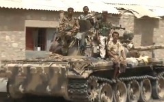 Боевики «Аль-Каиды». Стоп-кадр с видео в YouTube Боевики «Аль-Каиды». Стоп-кадр с видео в YouTube
