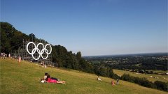 Олимпийские кольца в Бокс Хилл, графство Суррей. Фото с сайта london2012.com Олимпийские кольца в Бокс Хилл, графство Суррей. Фото с сайта london2012.com