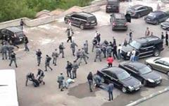 Драка на национальной почве. Стоп-кадр с видео в YouTube Драка на национальной почве. Стоп-кадр с видео в YouTube
