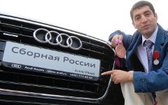 Михаил Алоян со своим новым авто © РИА Новости, Витилий Белоусов Михаил Алоян со своим новым авто © РИА Новости, Витилий Белоусов