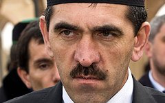 Юнус-Бек Евкуров. Фото с сайта angusht.com