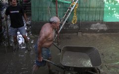 Жители затопленного поселка © РИА Новости, Михаил Мокрушин Жители затопленного поселка © РИА Новости, Михаил Мокрушин
