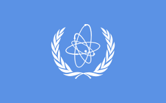 Флаг МАГАТЭ. Изображение с сайта wikipedia.org Флаг МАГАТЭ. Изображение с сайта wikipedia.org