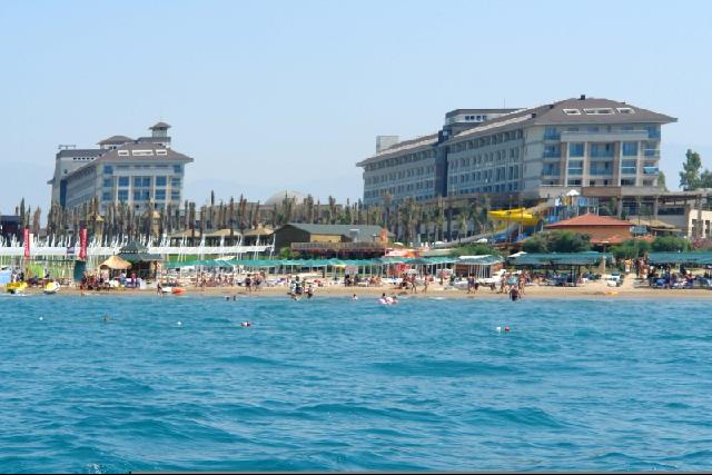 Пляж турецкого отеля. Фото с сайта sedefhotel.com