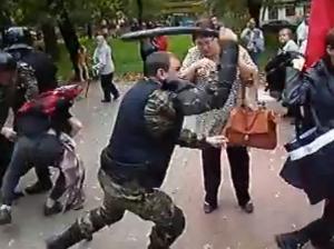 Омоновец избил женщину дубинкой. Кадр с видео на YouTube