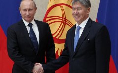 Владимир Путин и Алмазбек Атамбаев © РИА Новости, Михаил Климентьев Владимир Путин и Алмазбек Атамбаев © РИА Новости, Михаил Климентьев