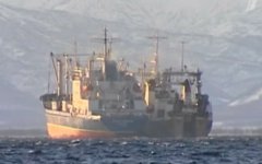 Судно-рефрижератор в Охотском море. Стоп-кадр Первого канала