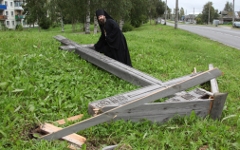 Срубленный крест в Архангельске © РИА Новости Срубленный крест в Архангельске © РИА Новости