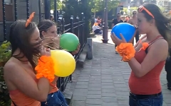 Употребление веселящего газа. Кадр из видео на YouTube Употребление веселящего газа. Кадр из видео на YouTube