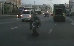 Пьяный мужчина в Новосибирске. Кадр из видео на YouTube Пьяный мужчина в Новосибирске. Кадр из видео на YouTube