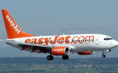 Самолет авиакомпании ЕasyJet. Фото с сайта wikipedia.org Самолет авиакомпании ЕasyJet. Фото с сайта wikipedia.org