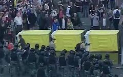Баррикады из биотуалетов. Кадр из видео канала «Москва-24» Баррикады из биотуалетов. Кадр из видео канала «Москва-24»