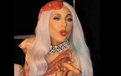 Lady Gaga. Кадр из видео на YouTube Lady Gaga. Кадр из видео на YouTube