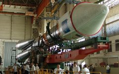Сборка ракеты «Союз-2.1а» в цеху «ЦСКБ-Прогресс». Фото с сайта samspace.ru Сборка ракеты «Союз-2.1а» в цеху «ЦСКБ-Прогресс». Фото с сайта samspace.ru